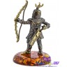 бронзовая фигурка на янтаре "Рыцарь Лучник" 2